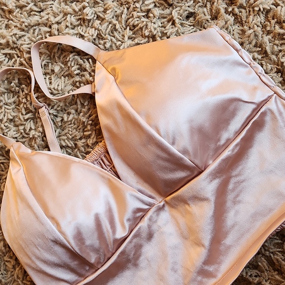 Silky metallic creamish/pink crop tank top with adjustable straps womans small - Picture 7 of 12